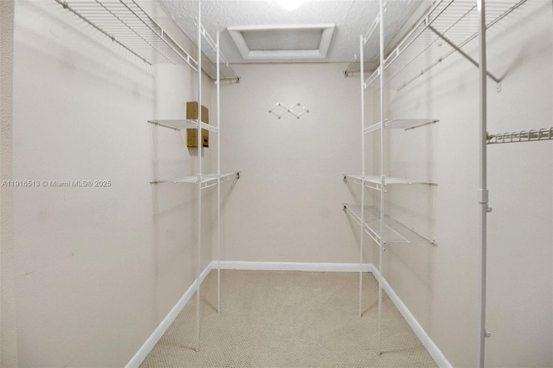 Под контрактом: $418,000 (2 спален, 2 ванн, 1302 Квадратных фут)