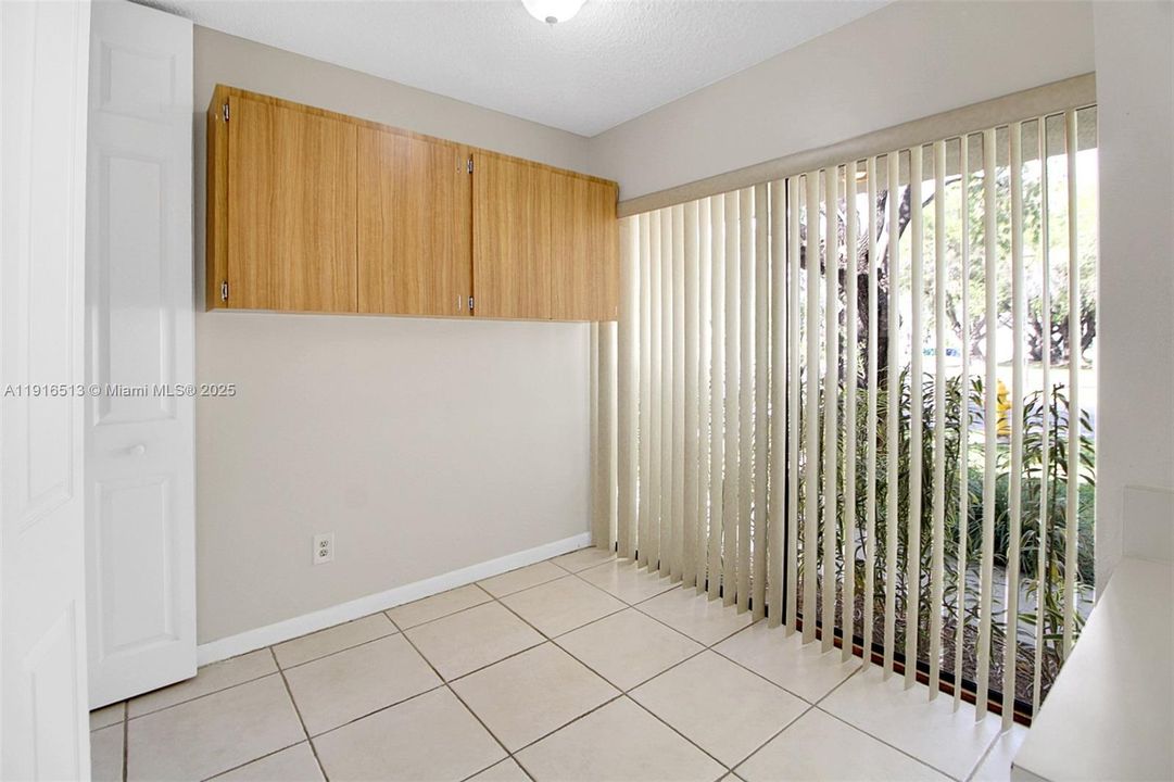 Под контрактом: $418,000 (2 спален, 2 ванн, 1302 Квадратных фут)