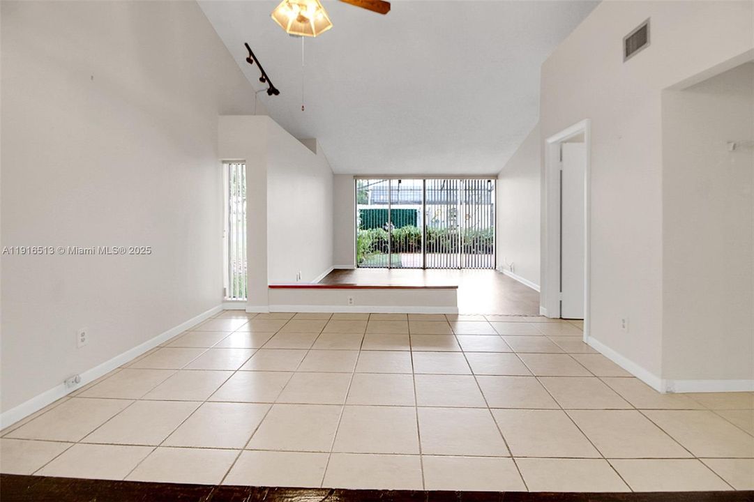 Под контрактом: $418,000 (2 спален, 2 ванн, 1302 Квадратных фут)