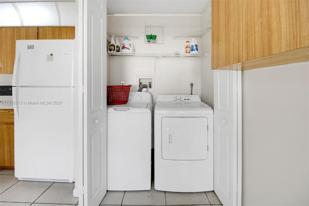 Под контрактом: $418,000 (2 спален, 2 ванн, 1302 Квадратных фут)