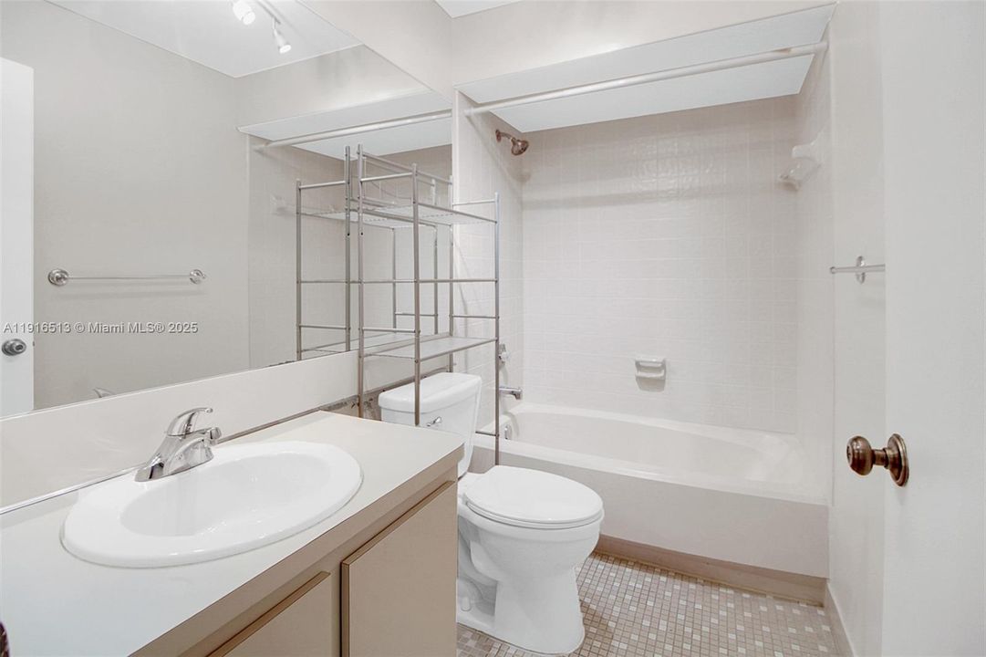 Под контрактом: $418,000 (2 спален, 2 ванн, 1302 Квадратных фут)