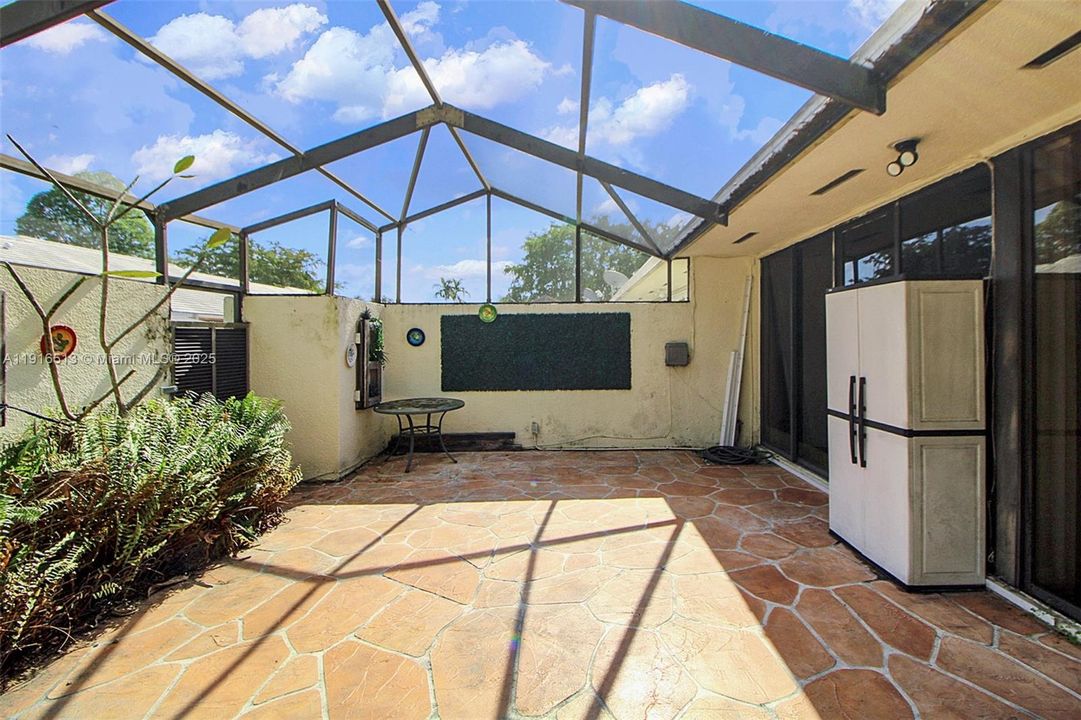 Под контрактом: $418,000 (2 спален, 2 ванн, 1302 Квадратных фут)