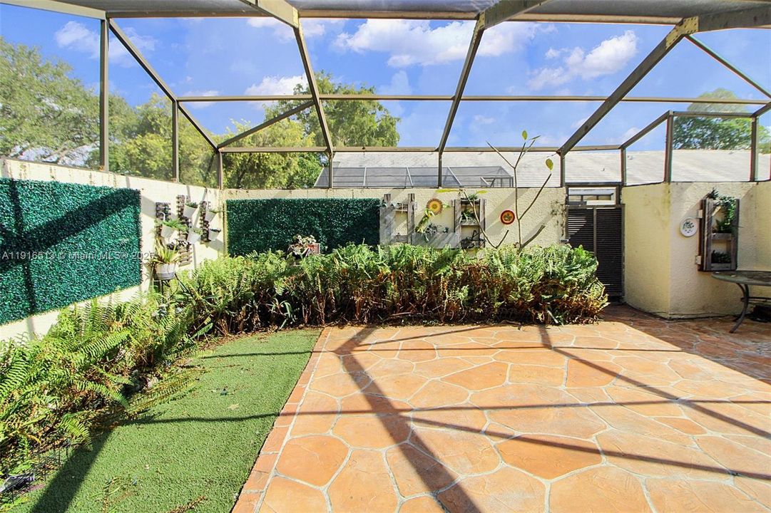 Под контрактом: $418,000 (2 спален, 2 ванн, 1302 Квадратных фут)