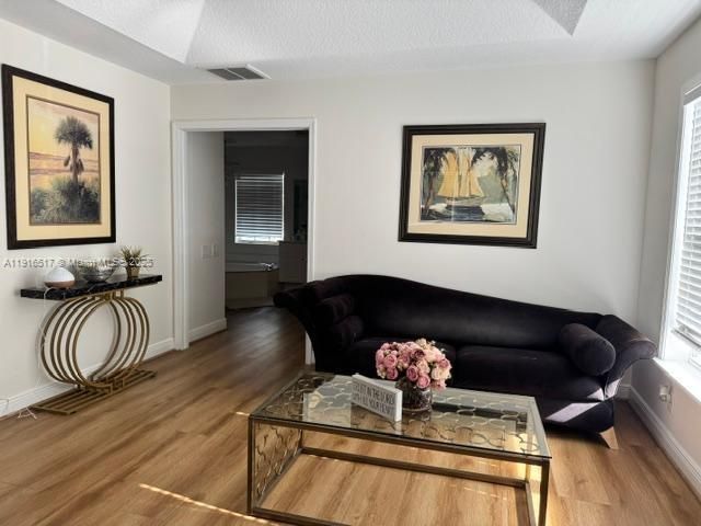 В аренду: $10,000 (5 спален, 3 ванн, 3842 Квадратных фут)