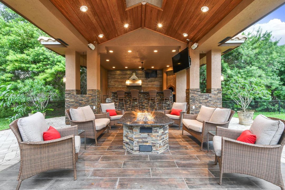 В аренду: $10,000 (5 спален, 3 ванн, 3842 Квадратных фут)