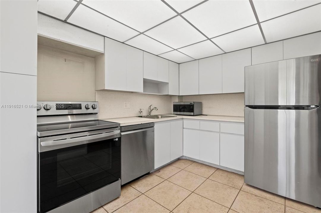 For Rent: $1,650 (1 beds, 1 baths, 900 Square Feet)