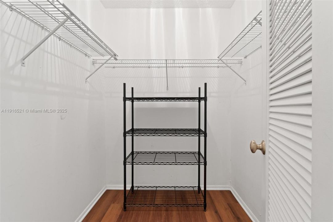 For Rent: $1,650 (1 beds, 1 baths, 900 Square Feet)