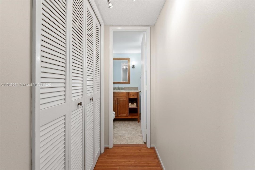 For Rent: $1,650 (1 beds, 1 baths, 900 Square Feet)