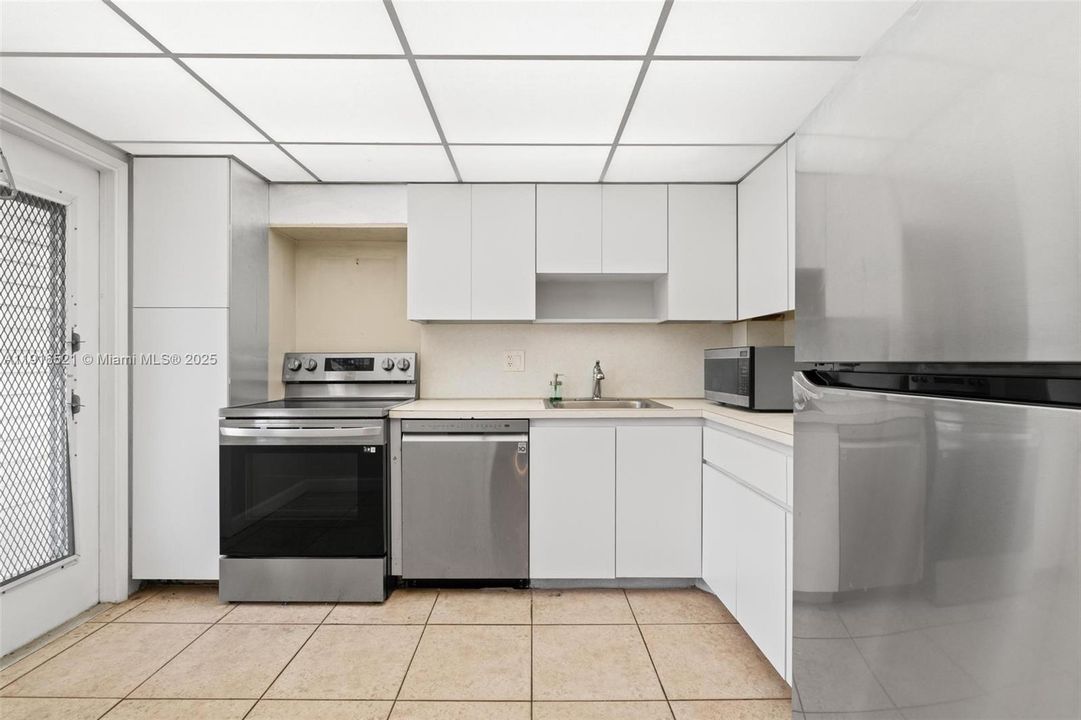 For Rent: $1,650 (1 beds, 1 baths, 900 Square Feet)