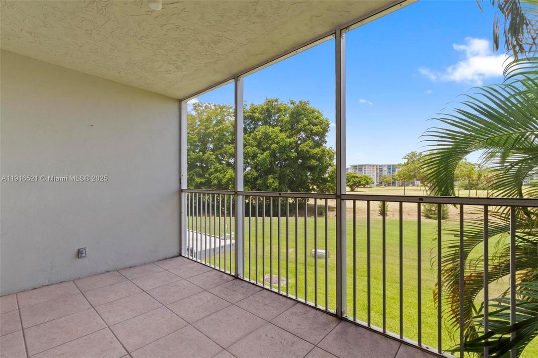 For Rent: $1,650 (1 beds, 1 baths, 900 Square Feet)