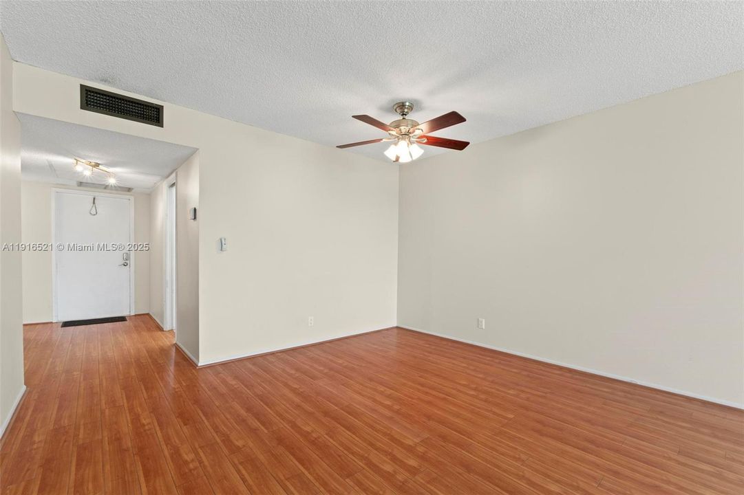 For Rent: $1,650 (1 beds, 1 baths, 900 Square Feet)