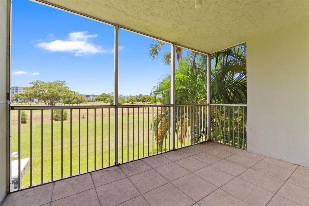 For Rent: $1,650 (1 beds, 1 baths, 900 Square Feet)