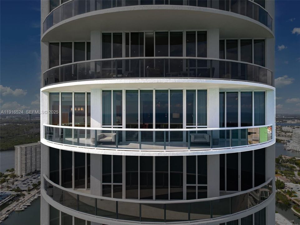 Под контрактом: $2,850,000 (3 спален, 3 ванн, 2768 Квадратных фут)