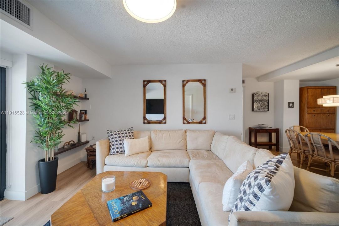 For Rent: $5,000 (2 beds, 2 baths, 1105 Square Feet)