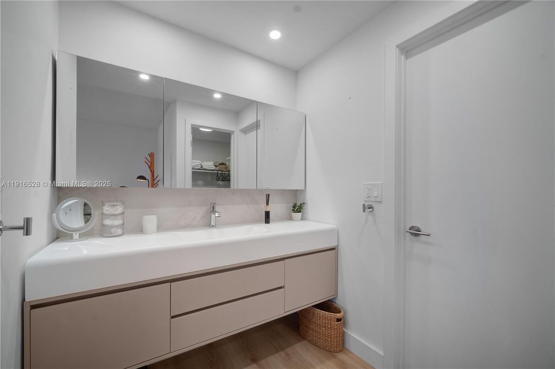 For Rent: $5,000 (2 beds, 2 baths, 1105 Square Feet)