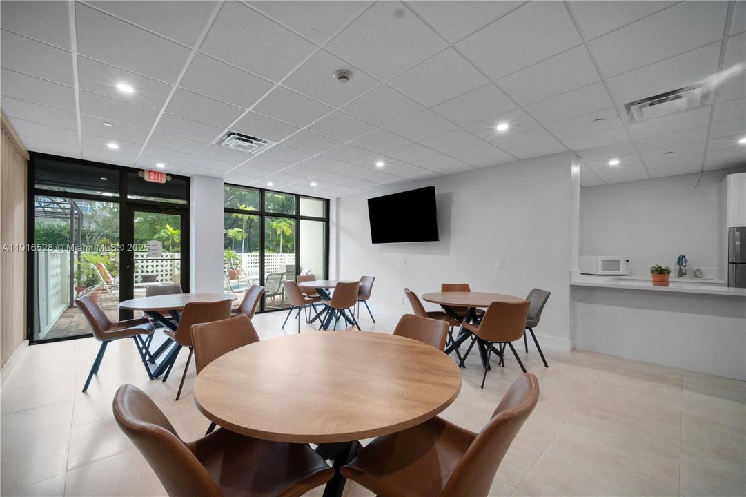 For Rent: $5,000 (2 beds, 2 baths, 1105 Square Feet)