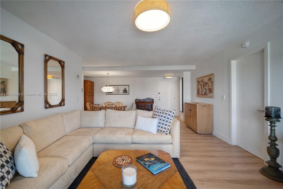 For Rent: $5,000 (2 beds, 2 baths, 1105 Square Feet)