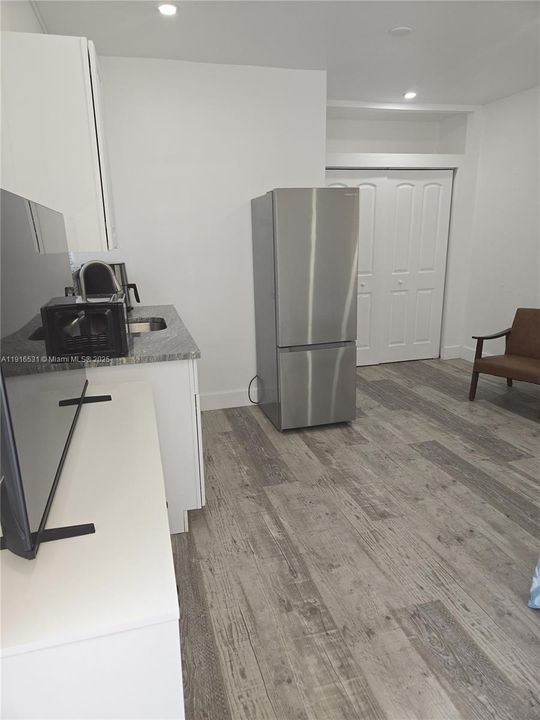 For Rent: $1,400 (0 beds, 1 baths, 350 Square Feet)