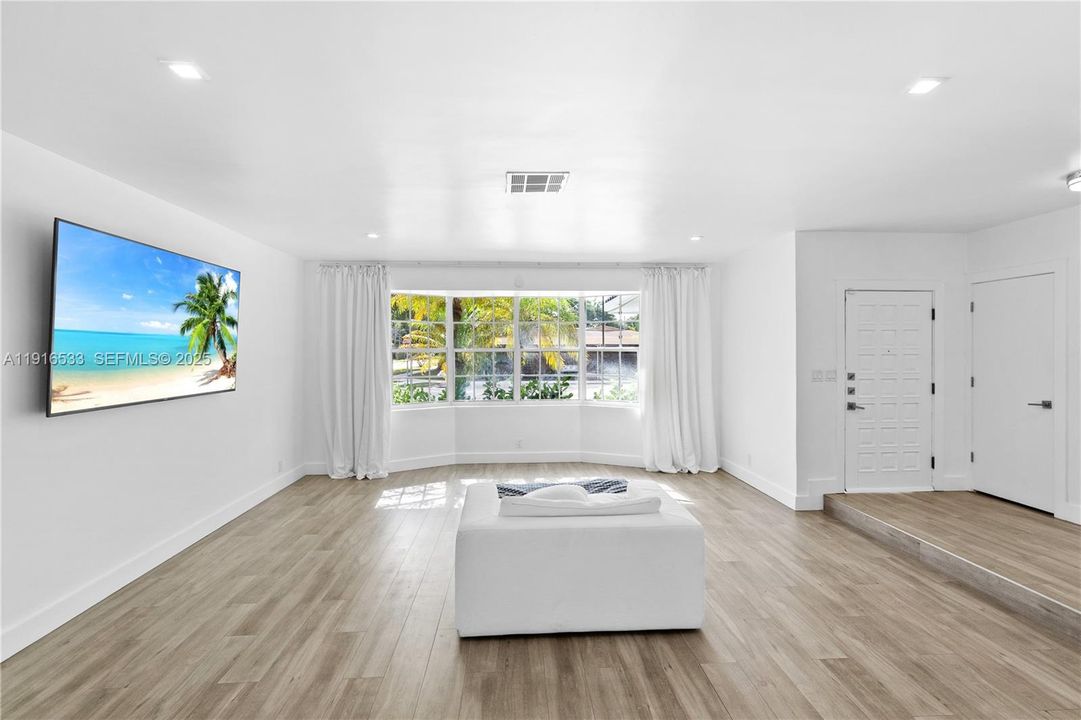 For Sale: $1,595,000 (5 beds, 3 baths, 2774 Square Feet)