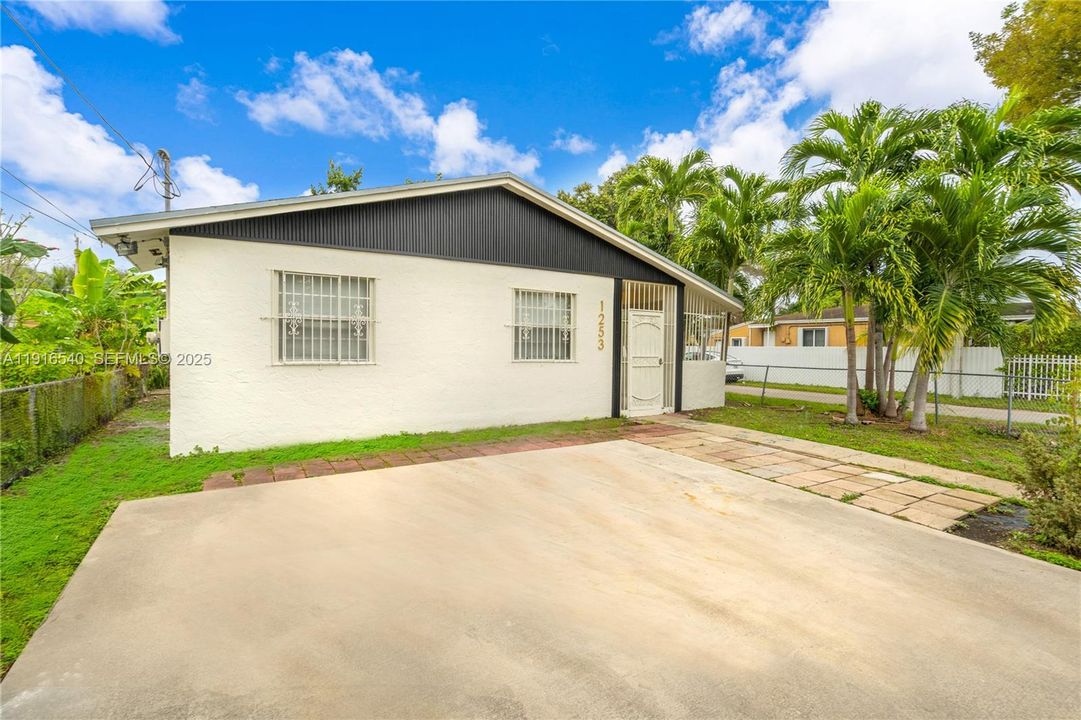 En Renta: $3,475 (4 camas, 2 baños, 1224 Pies cuadrados)