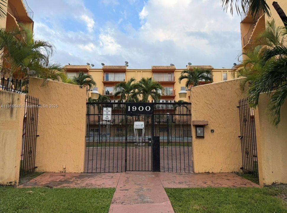 For Rent: $2,085 (2 beds, 2 baths, 1006 Square Feet)