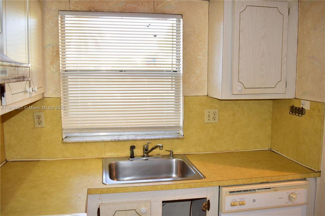 Active With Contract: $64,900 (2 beds, 2 baths, 850 Square Feet)