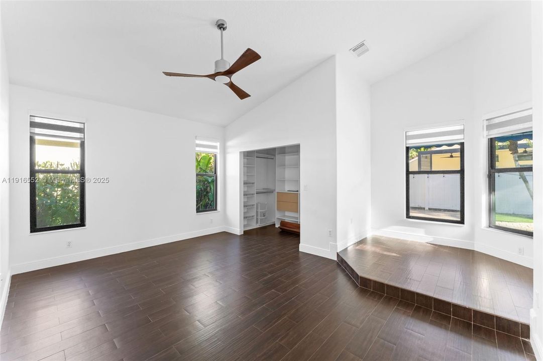 Под контрактом: $750,000 (3 спален, 2 ванн, 1905 Квадратных фут)