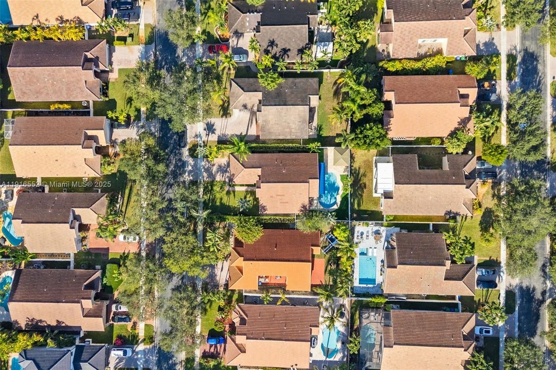 Под контрактом: $750,000 (3 спален, 2 ванн, 1905 Квадратных фут)