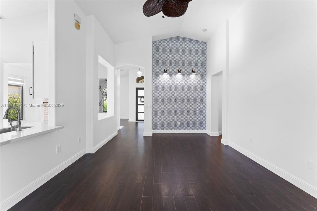 Под контрактом: $750,000 (3 спален, 2 ванн, 1905 Квадратных фут)