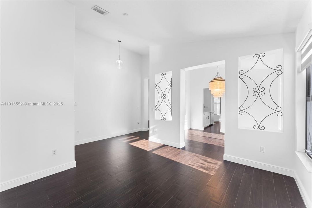 Под контрактом: $750,000 (3 спален, 2 ванн, 1905 Квадратных фут)