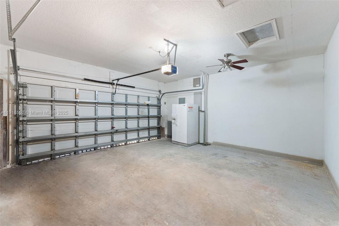 Под контрактом: $750,000 (3 спален, 2 ванн, 1905 Квадратных фут)