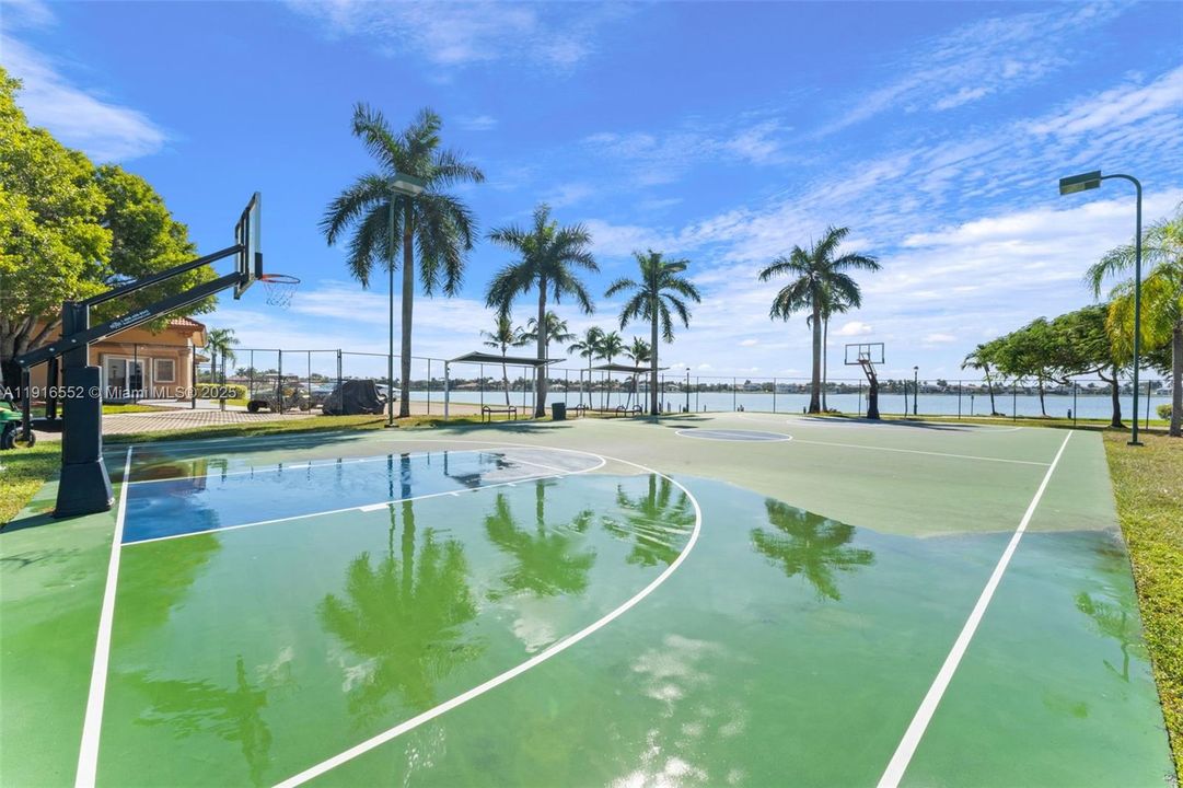 Под контрактом: $750,000 (3 спален, 2 ванн, 1905 Квадратных фут)