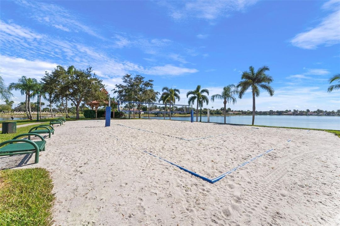 Под контрактом: $750,000 (3 спален, 2 ванн, 1905 Квадратных фут)