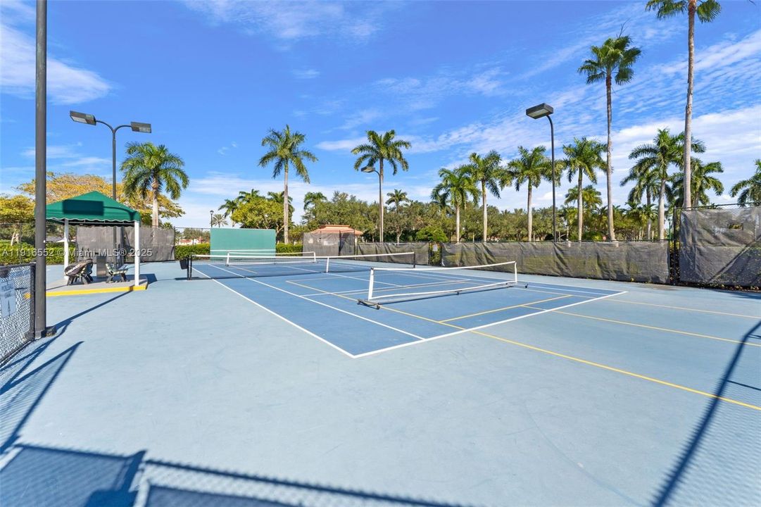 Под контрактом: $750,000 (3 спален, 2 ванн, 1905 Квадратных фут)