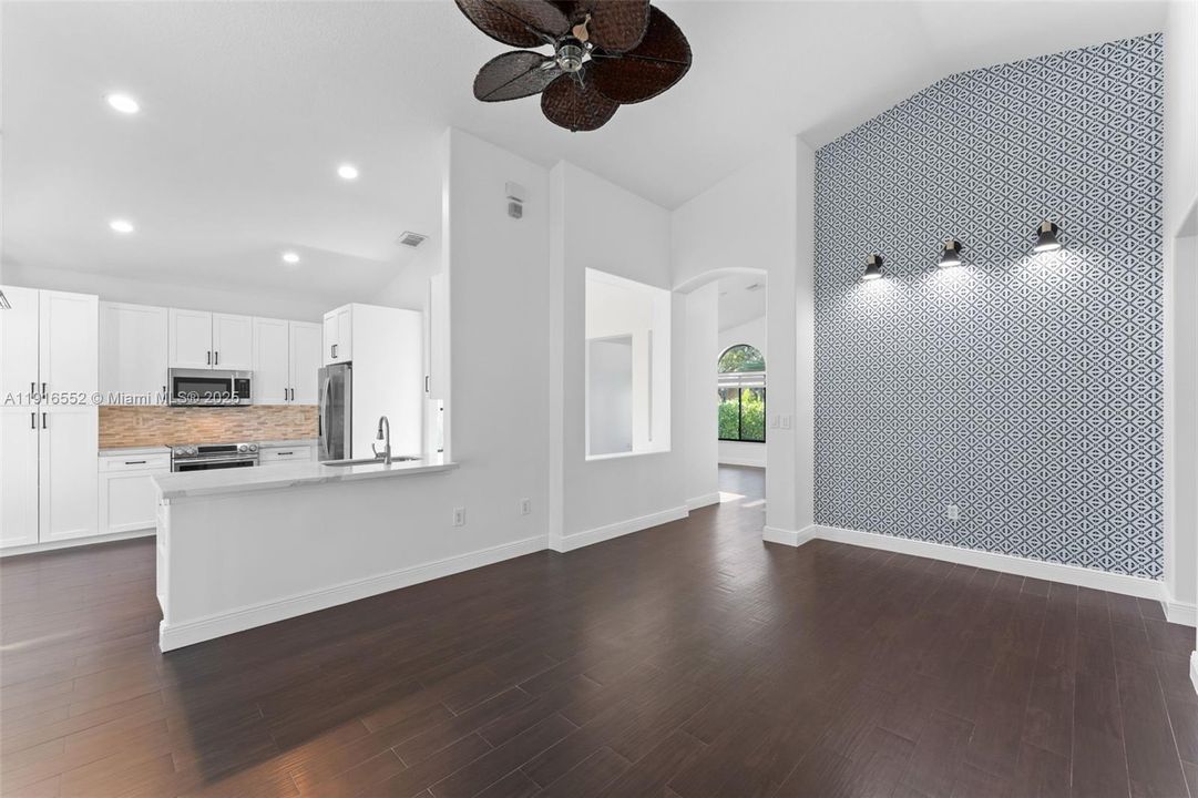 Под контрактом: $750,000 (3 спален, 2 ванн, 1905 Квадратных фут)