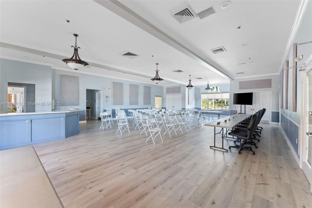 Под контрактом: $750,000 (3 спален, 2 ванн, 1905 Квадратных фут)