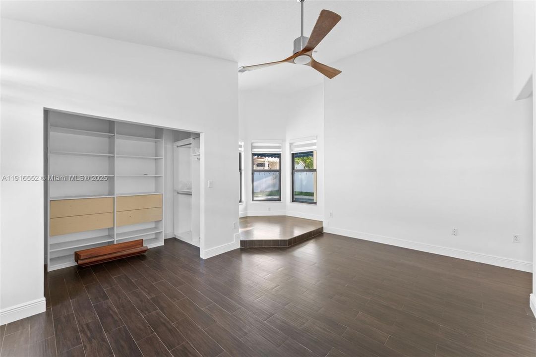 Под контрактом: $750,000 (3 спален, 2 ванн, 1905 Квадратных фут)