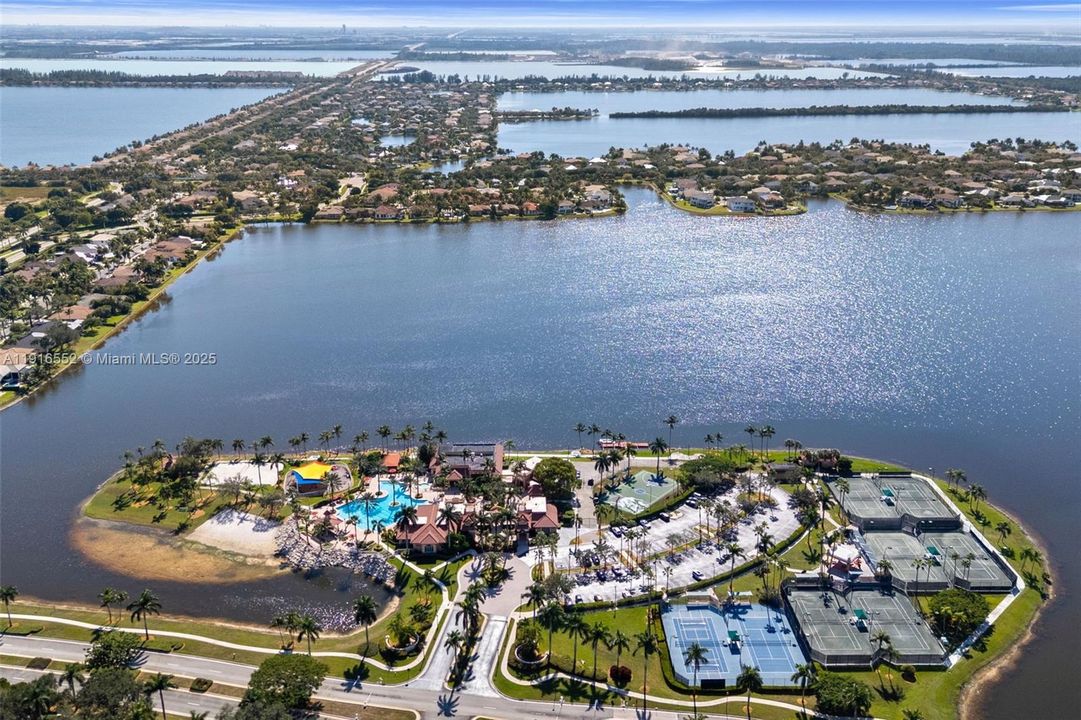 Под контрактом: $750,000 (3 спален, 2 ванн, 1905 Квадратных фут)