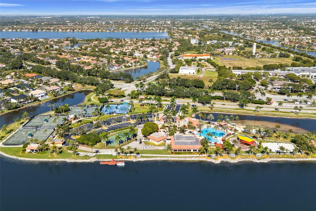 Под контрактом: $750,000 (3 спален, 2 ванн, 1905 Квадратных фут)