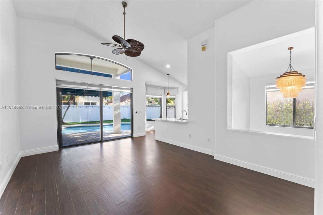 Под контрактом: $750,000 (3 спален, 2 ванн, 1905 Квадратных фут)