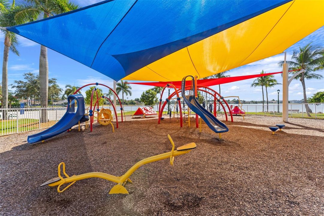 Под контрактом: $750,000 (3 спален, 2 ванн, 1905 Квадратных фут)