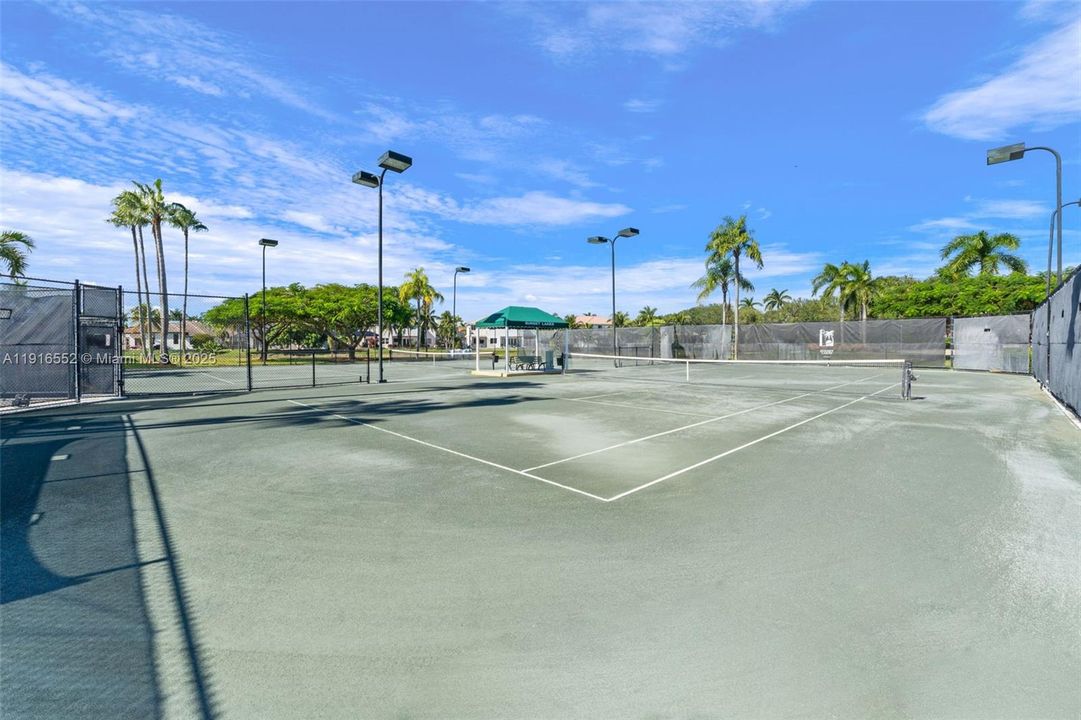 Под контрактом: $750,000 (3 спален, 2 ванн, 1905 Квадратных фут)