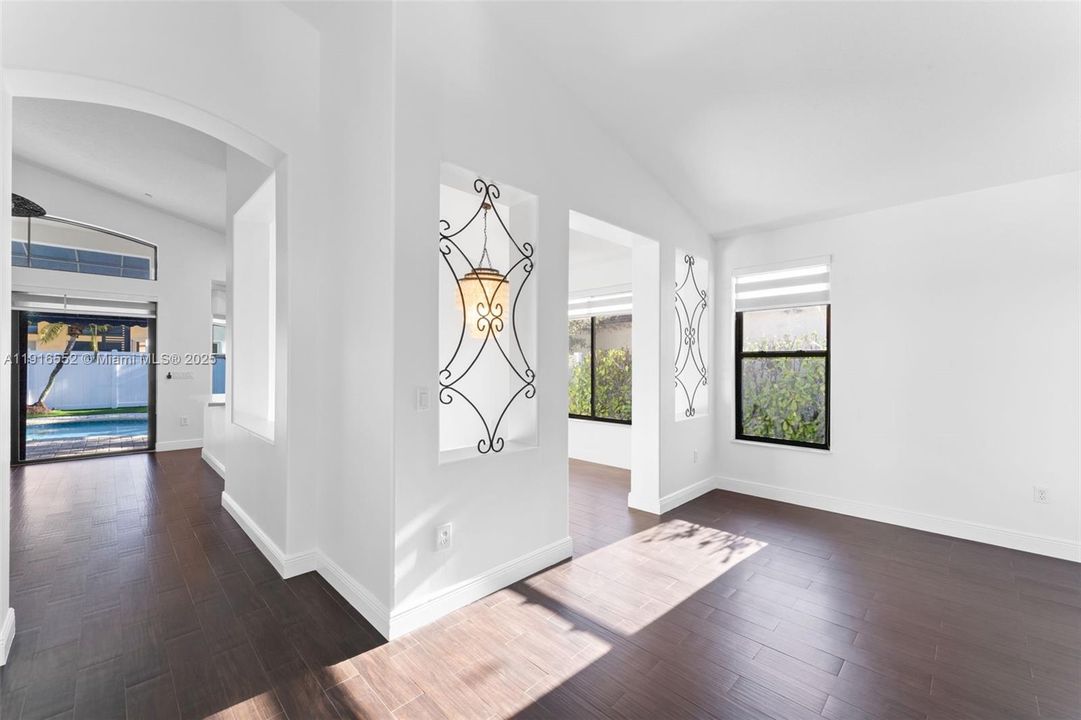 Под контрактом: $750,000 (3 спален, 2 ванн, 1905 Квадратных фут)