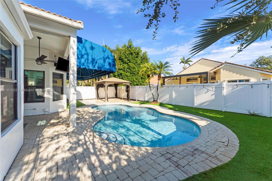 Под контрактом: $750,000 (3 спален, 2 ванн, 1905 Квадратных фут)