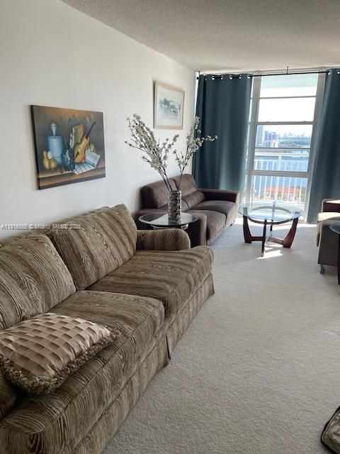 待售: $330,000 (1 贝兹, 1 浴室, 1104 平方英尺)