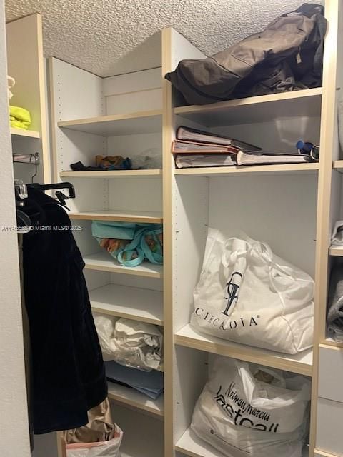 待售: $330,000 (1 贝兹, 1 浴室, 1104 平方英尺)