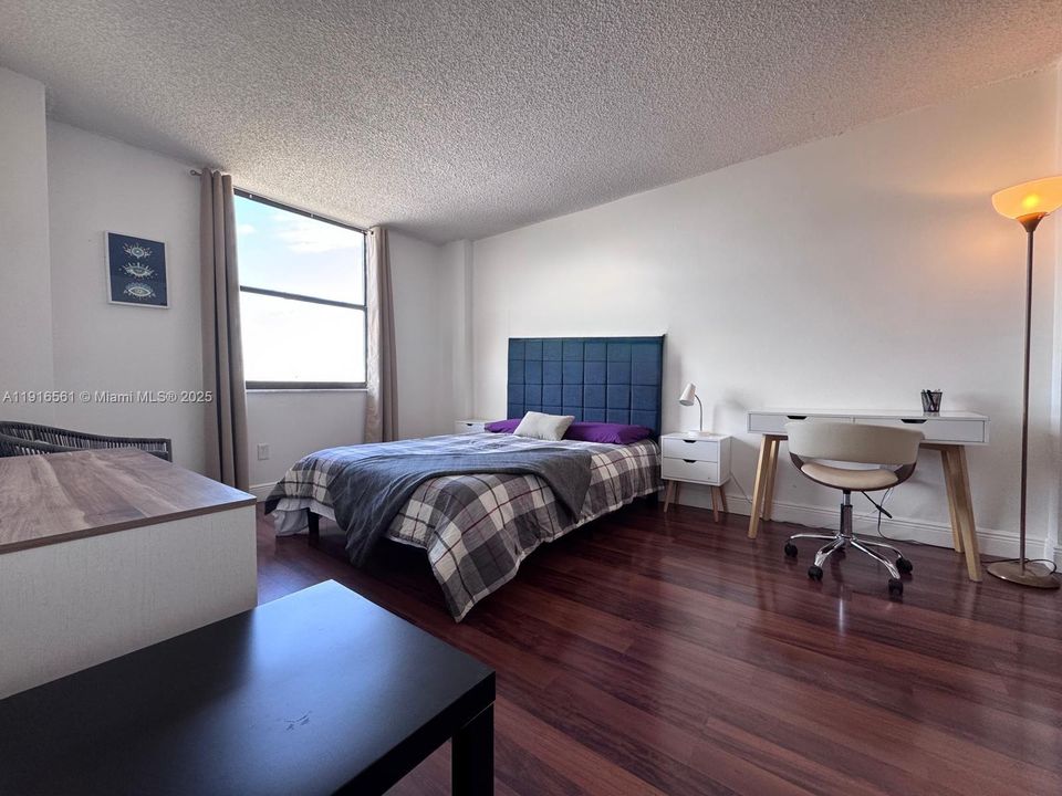 待售: $195,000 (1 贝兹, 1 浴室, 782 平方英尺)