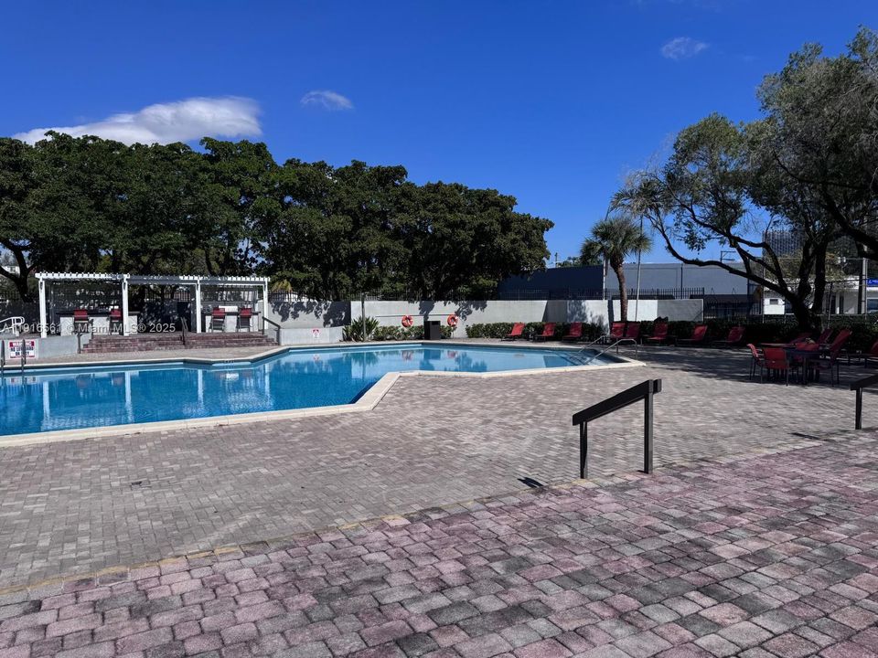 待售: $195,000 (1 贝兹, 1 浴室, 782 平方英尺)