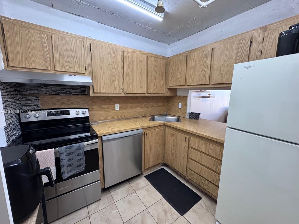 待售: $195,000 (1 贝兹, 1 浴室, 782 平方英尺)