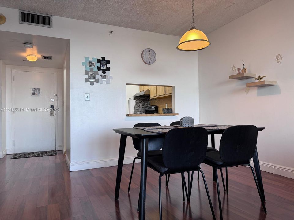 待售: $195,000 (1 贝兹, 1 浴室, 782 平方英尺)